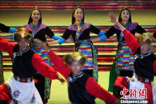 图为近日,西藏自治区庆祝中华人民共和国成立70周年文艺晚会在拉萨举行。 张伟 摄