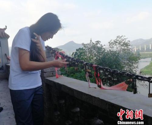 ͼΪ�ο͹ۿ�֯Ů���������ϵ�ͬ����������ѧ�� ��