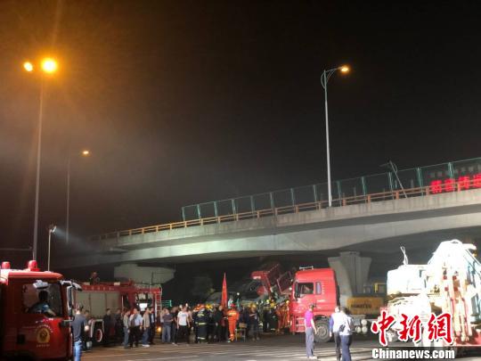 图为当地相关部门正在现场救援。 孙权 摄