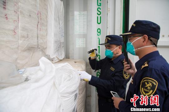 南通海关工作人员对一批进境棉花货物实施查验。 杨阳 摄