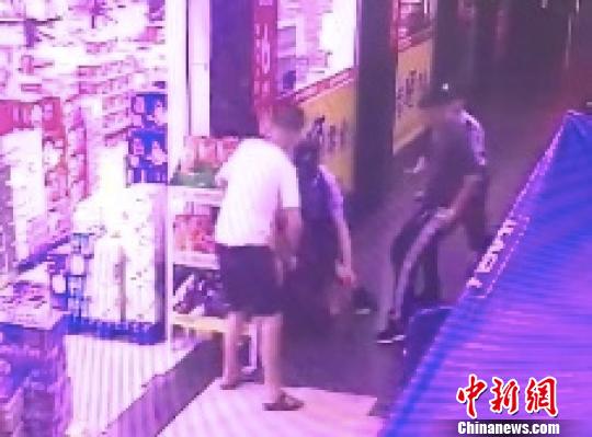 歹徒被民警制服。永康公安提供