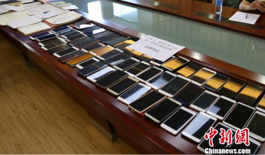 图为部分涉案手机 林浩 摄