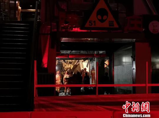 直到当晚7时许,现场的救援整理工作仍然在继续。 目击居民供图 摄