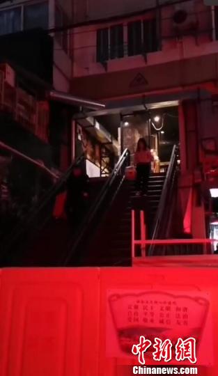 警方在驱散周围楼里的居民,防止出现后续危险。 目击居民供图 摄