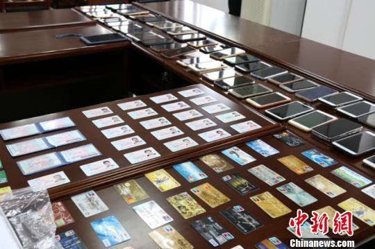 图为警方查获的部分涉案物品 徐凡 摄