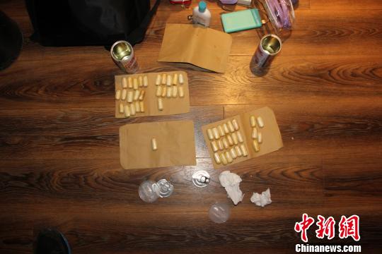 ���Ա�Ѳ�������˱�����ӣ�����װ�к�����50����������300��ˡ�������ͼ