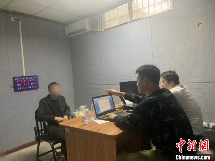 民警审讯现场。平阳公安供图