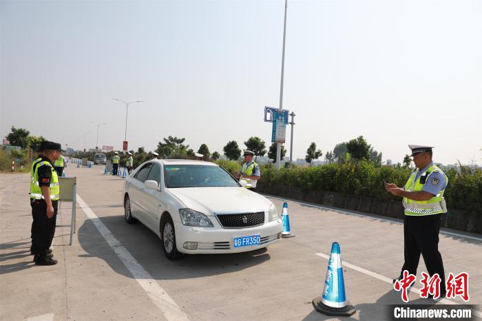 �㶫ï�������ǻ۾����νӴ�ͳ����350���˱�ץ����