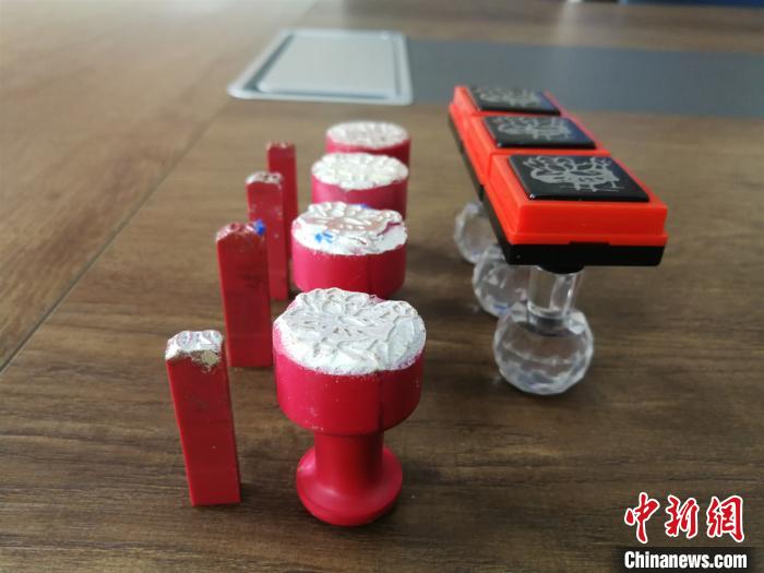 民警在制售假币窝点搜查出嫌疑人用来制造假币的印章。警方供图
