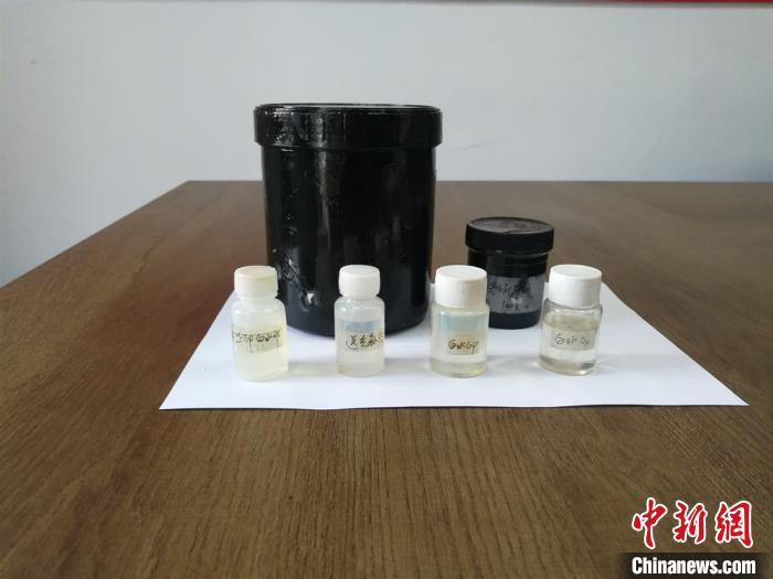 民警在制售假币窝点搜查出嫌疑人用来制造假币的油墨。警方供图