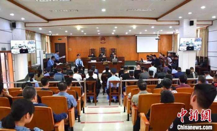 图为庭审现场。河池中院