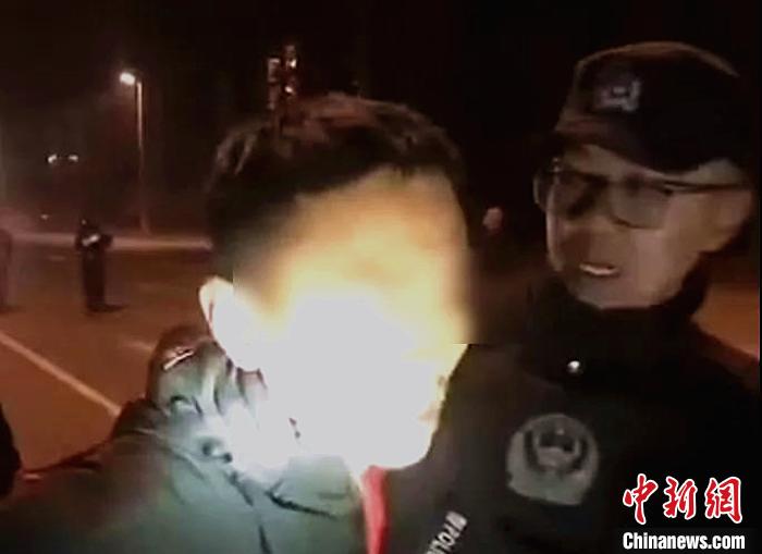 图为犯罪嫌疑人王某某被抓获瞬间。警方供图