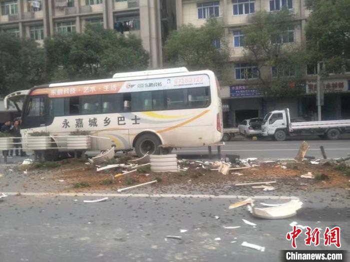 ���Ƴ˿�����˾���³�����ײ9���̻�׮1��������