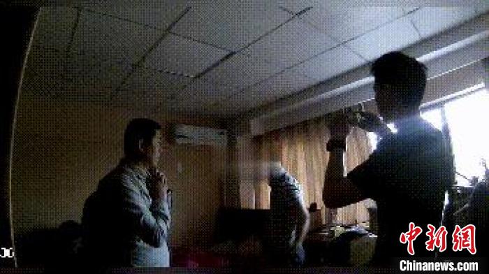 抓捕现场。供图