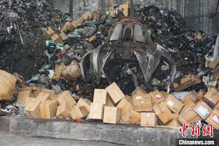 北京集中销毁500余箱食品安全整治联合行动查扣物品。 北京市市场监督管理局供图 摄