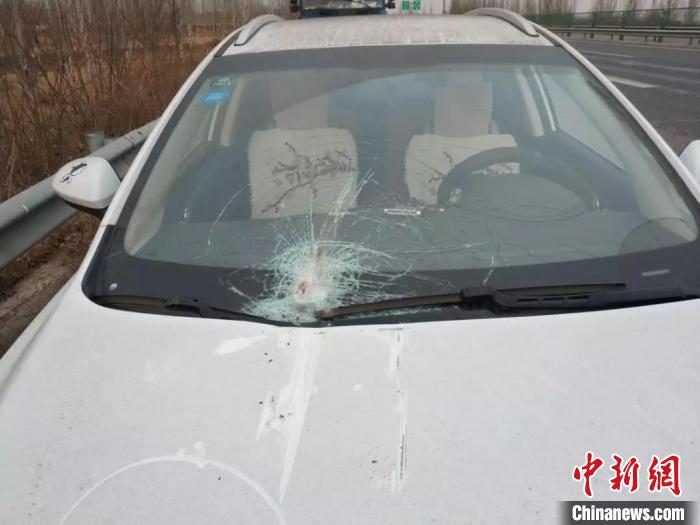 山西高速公路惊魂一幕:货车刹车鼓碎裂碎片连砸两辆轿车