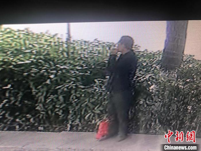 监控中出现的嫌疑人。 供图 摄