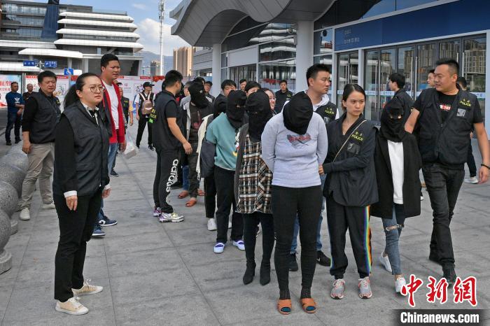 �Ϻ���������һ���ش����թƭ��ץ��32������������