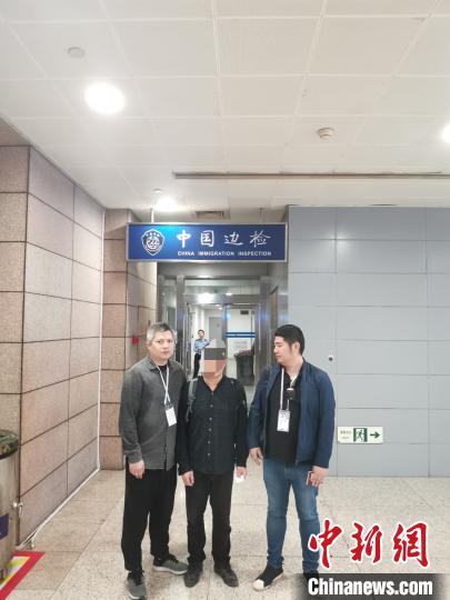 陈某回国自首 永嘉公安供图 摄