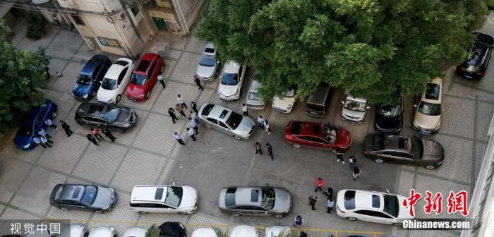 11月25日9时18分,广西百色市靖西市发生5.2级地震。南宁市市民因震感明显,纷纷跑下楼,在楼下广场停留。彭寰 摄 图片来源:视觉中国