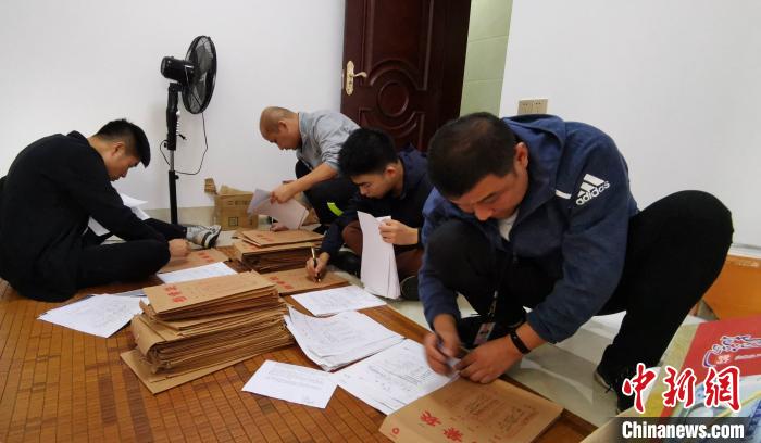 ��������ͬһ¥��17�ҷǷ��Ŵ���˾�������ƭǮ����