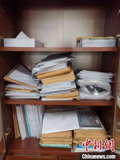 ͼΪ���ݾ�����ĳ�Ƿ��Ŵ���˾�ڲ����������ͬ��������ӱ ��