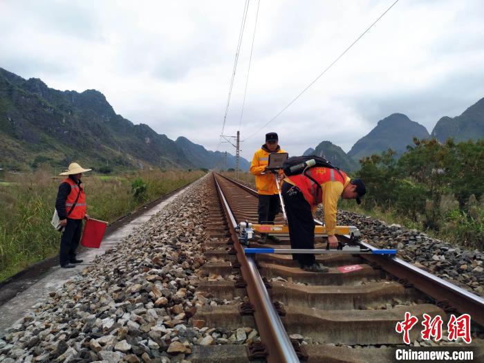 ��ɫ�����ְ������·���в��顣��Τɭ ��