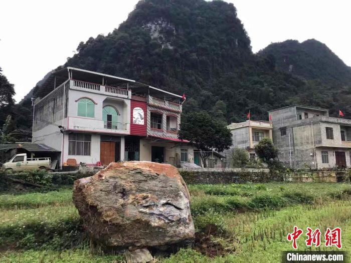 ������ɾ����к���������ɽʯ���䡣��½���� ��