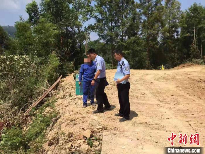 徐某龙指认犯罪现场。泰顺警方供图