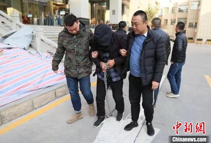 11月20日,兰州公安局押解潜逃21年入室抢劫杀人案犯罪嫌疑人李某。(资料图) 钟欣 摄