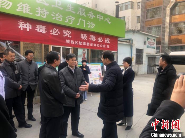 图为国家禁毒委在西宁市城西区人民医院美沙酮药物维持治疗点检查指导工作。 李武 摄