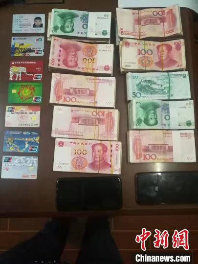 图为涉案赃款、银行卡等。河南警方供图