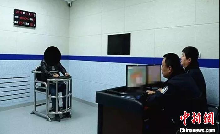 经审讯,罗某某对其杀害出租车女司机康某某的犯罪事实供认不讳。 钟欣 摄