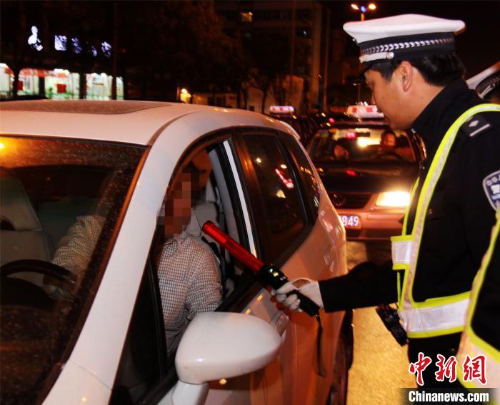 图为河北沧州交警路面执勤。 孔大龙 摄