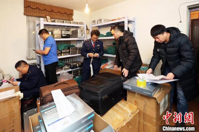 图为执法现场。包头市市场监督管理局供图