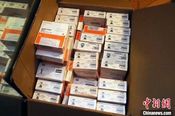 图为现场查扣人工膝关节。包头市市场监督管理局供图