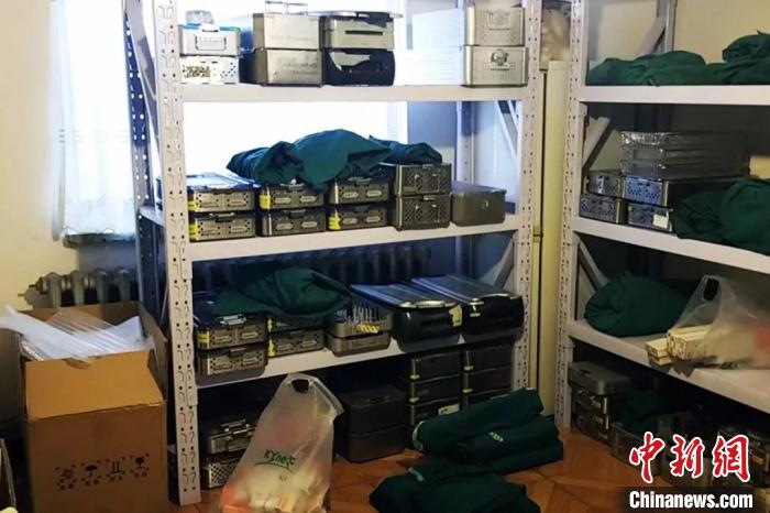 图为现场摆放大量骨科手术用工具。包头市市场监督管理局供图