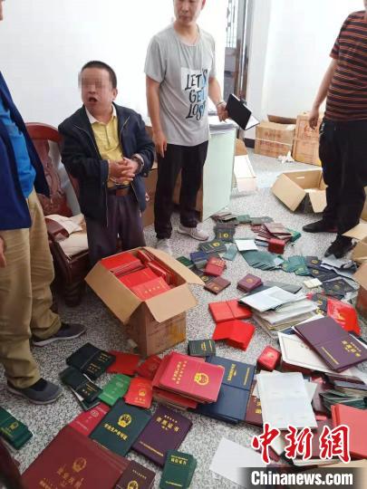 图为警方在犯罪嫌疑人家中查获的各类证件。警方供图