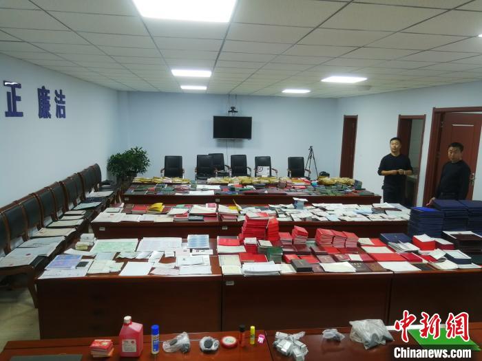 男子伪造国家公文印章近万件内蒙古警方2000公里缉凶