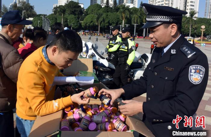 ����չʾ�ɻ�Ĺ���������˾�������ж��к�ʳƷ������ѩ�� ��