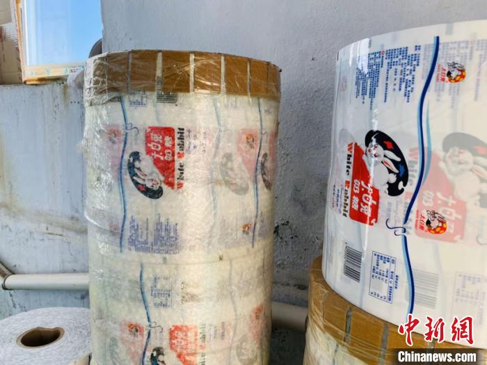 警方捣毁制假、仓储窝点2处,查获假冒“大白兔”奶糖50余万粒、制假包材10万余件、制假设备2套。(作者 上海警方供图)