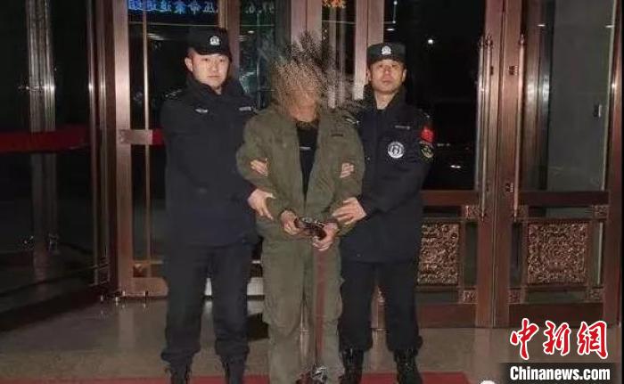 男子砍伤妻子砍死儿子潜逃22年内蒙古警方千里擒凶