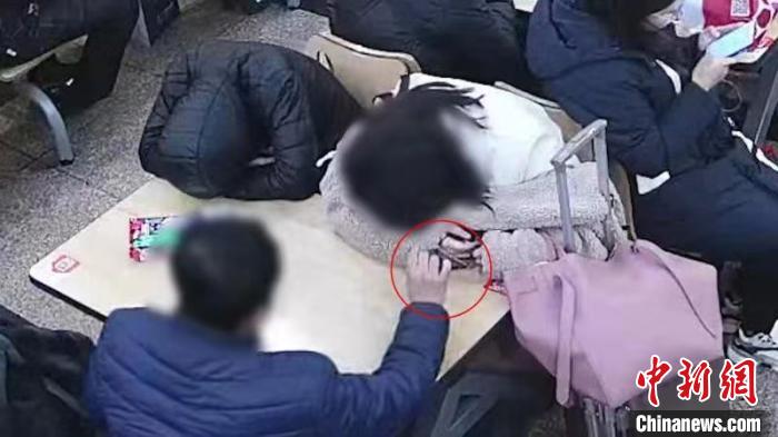 ��������ĳ�ڱ���վ�㳡һ�Ҳ����ڳ��ÿ�ʯŮʿ��˯�������е��ֻ����ߡ����Ӻ��� ������ ��