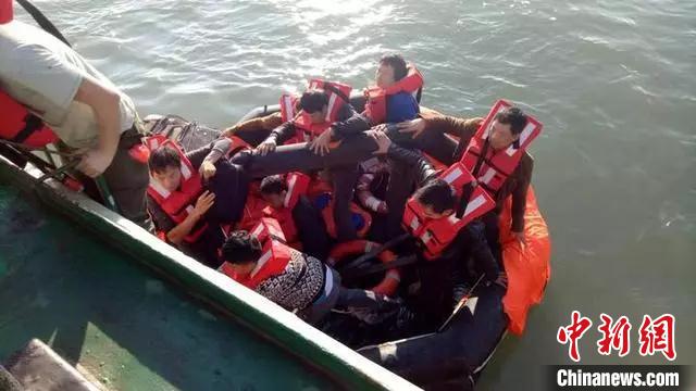 “华夏68”轮11名船员弃船逃生获救。温州海事供图