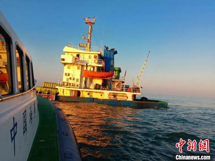 “华夏68”轮航经南麂岛西南水域遇险,船舶进水倾斜。温州海事供图
