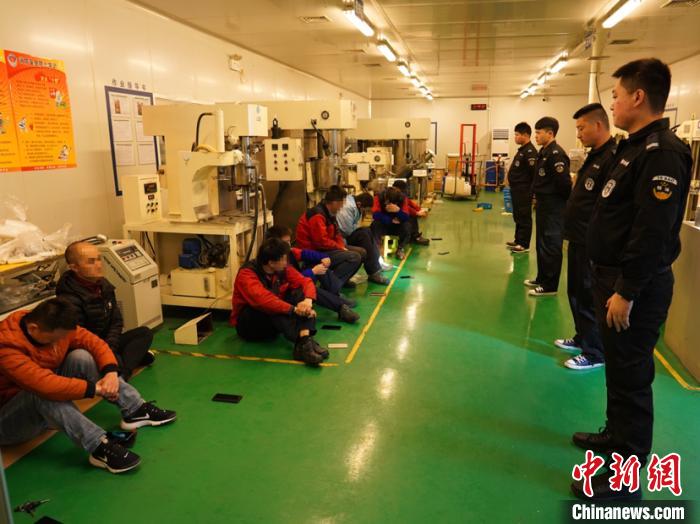 其中,5人已取保候审,98人因涉嫌假冒注册商标罪被依法采取刑事拘留措施,目前已押解回沪。(作者 上海警方供图)