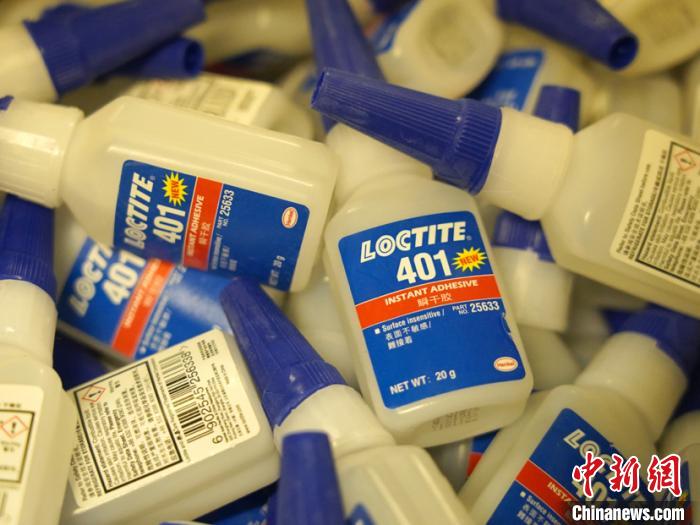 经初查,确定两个团伙自2018年10月起,主要通过生产制造假冒“乐泰”品牌胶粘剂,或采样购买贴有“乐泰”品牌注册商标的假冒胶粘剂产品后,贴牌灌装再通过网店和实体店贴标后销售,初步估算涉案值达人民币5000余万元。(作者 上海警方供图)