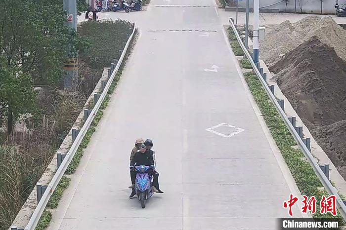 监控显示,三人同骑一辆电瓶车准备离开作案现场。乐清公安供图