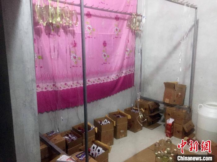 图为警方抓获的犯罪嫌疑人正在制造的假酒。 黔东南公安 供图