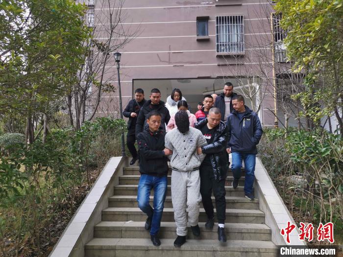 贵州七星关警方打掉一网络涉黄犯罪团伙抓获涉黄人员100余人